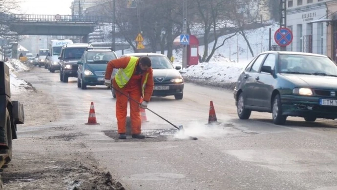 Jeszcze zima, a oni już łatają dziury