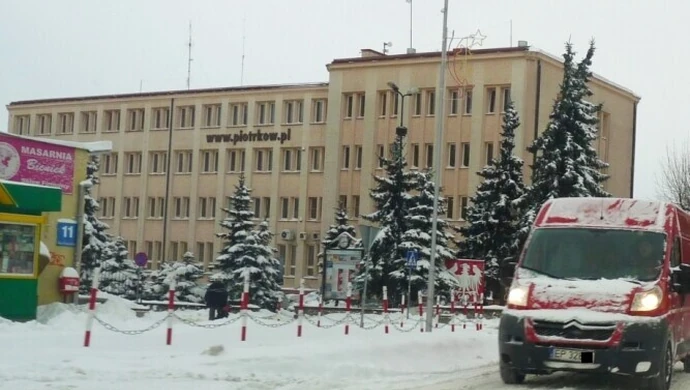 Administracja w Polsce rośnie, w Piotrkowie spada