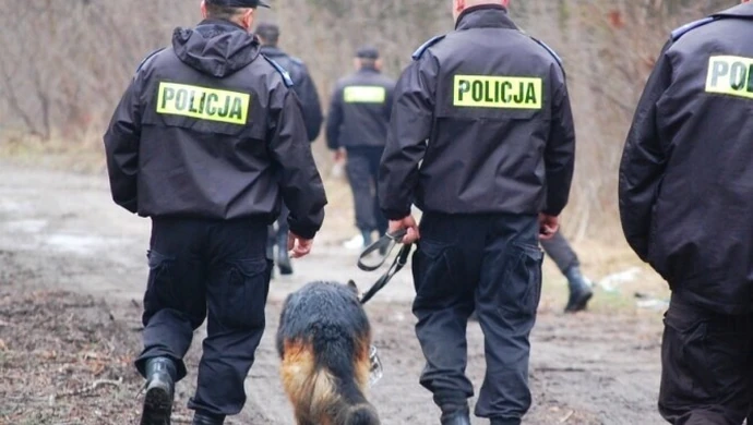 Policjanci przeczesują lasy - poszukują mężczyzny