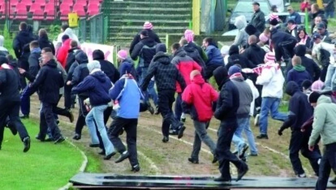 Uczą kiboli, jak zadawać ból