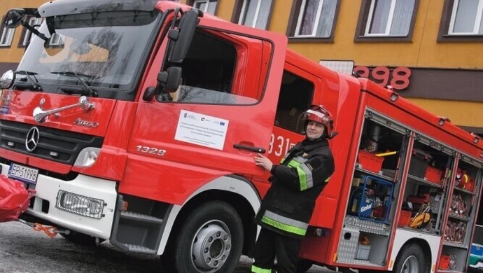 Bronili Sulejów przed wodą, gasili auto w Focusie