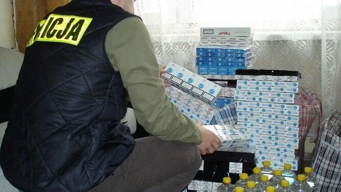 Piotrków: Nielegalne papierosy w bagażniku