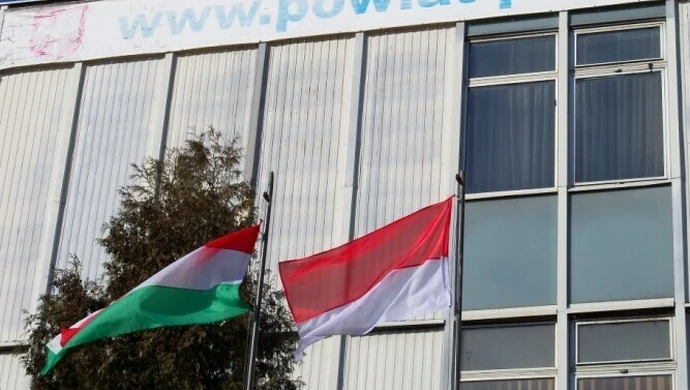 Flaga Monako przed budynkiem starostwa