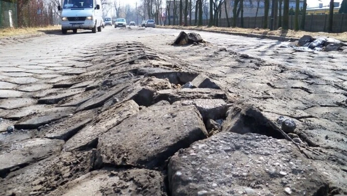 Piotrków: Geodezyjna jak po przejechaniu czołgu