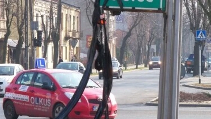 Worek nadal wisi i zagraża bezpieczeństwu 