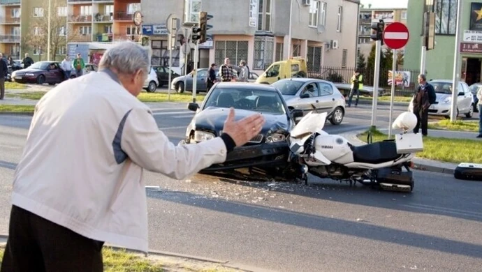 Wypadek na skrzyżowaniu: Policjant w szpitalu
