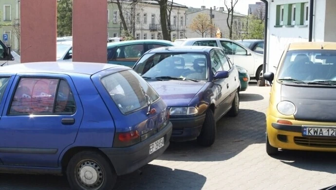 Parkowanie przy amfiteatrze - legalnie i za darmo