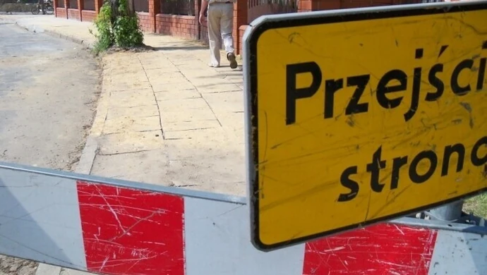 Piotrków: Część chodnika ze starych płyt