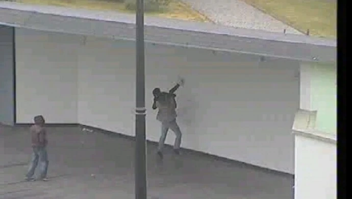 Kto wyżej umieści ślad buta na ścianie