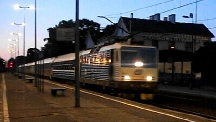 Międzynarodowy pociąg przejeżdża przez Piotrków