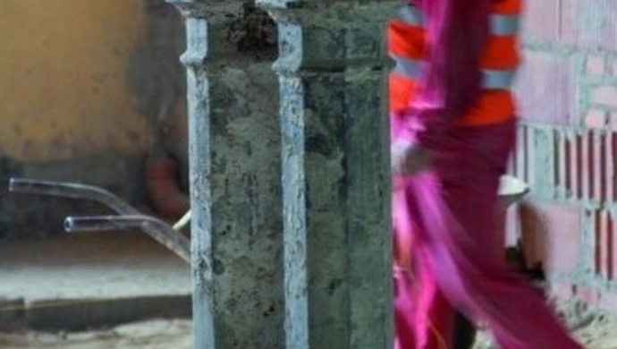 Zabytkowe filary w damskiej toalecie