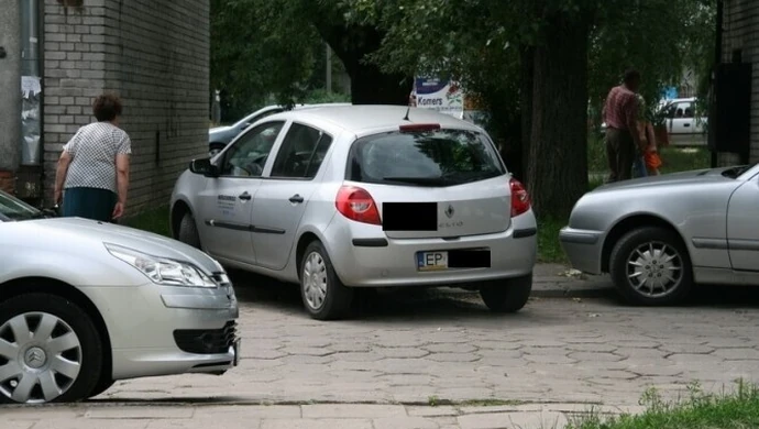 Piotrków: Kierowcy parkują gdzie popadnie 