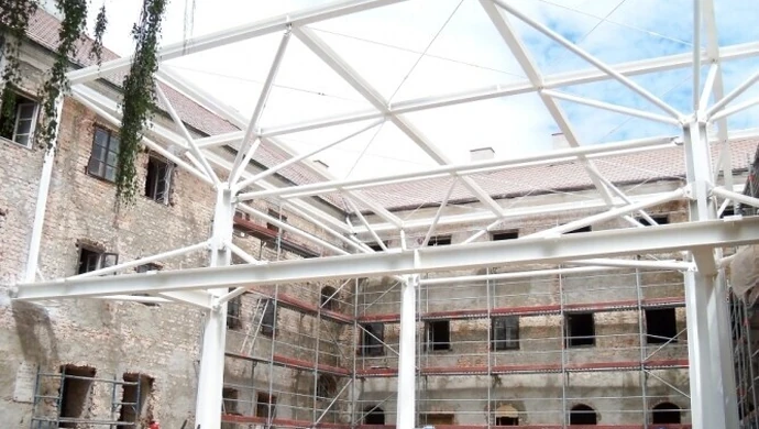 CIkD: Metalowa konstrukcja już na dziedzińcu