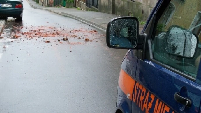 Piotrków: Komin spadł z dachu na ulicę Niecałą