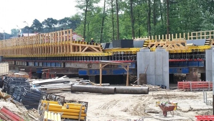 Betonowanie mostu na DK 12 w Przygłowie