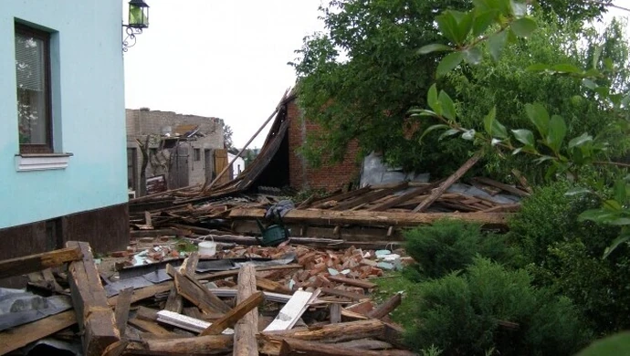 Więźniowie pomagają usuwać szkody