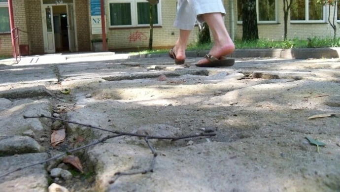 Pacjenci domagają się remontu chodnika