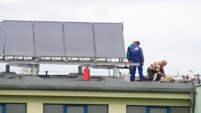 Instalują solary na piotrkowskiej pływalni