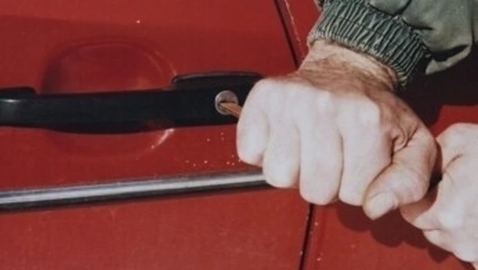 “Na antenę”, “na żywioł”, z pomocą elektroniki – czyli o kradzieży aut w Piotrkowie