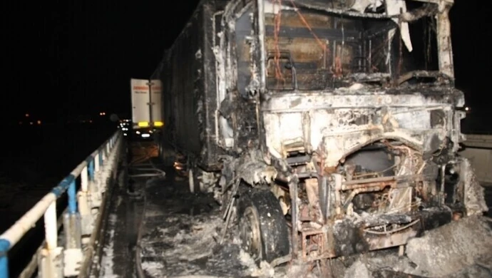 TIR spłonął na drodze – kierowca cały i zdrowy