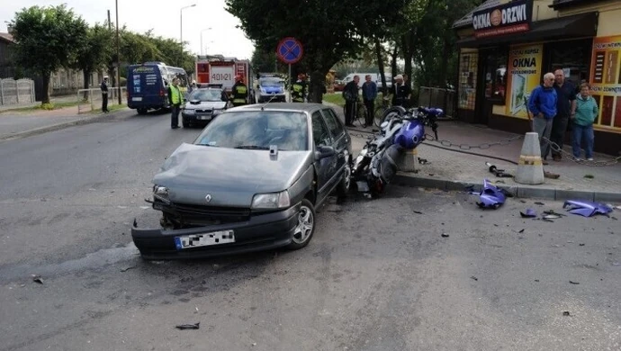 Wypadek na skrzyżowaniu - motocyklista w szpitalu