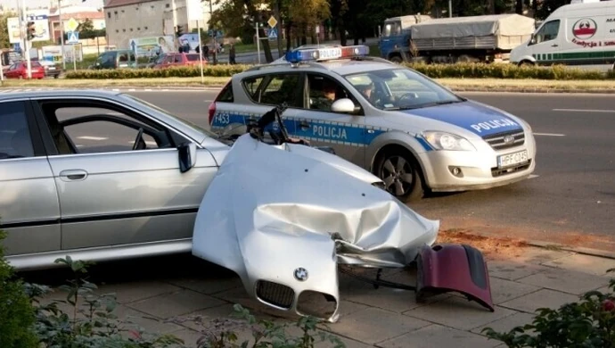 Piotrków: BMW wjechało w latarnię