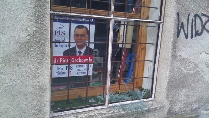 Gorzkowice: Zdewastowali punkt informacyjny PiS