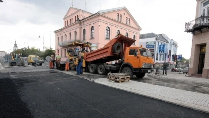 Piotrków: Wylewają asfalt na Słowackiego