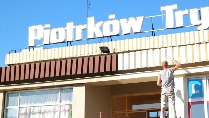 Trwa remont elewacji dworca PKS w Piotrkowie