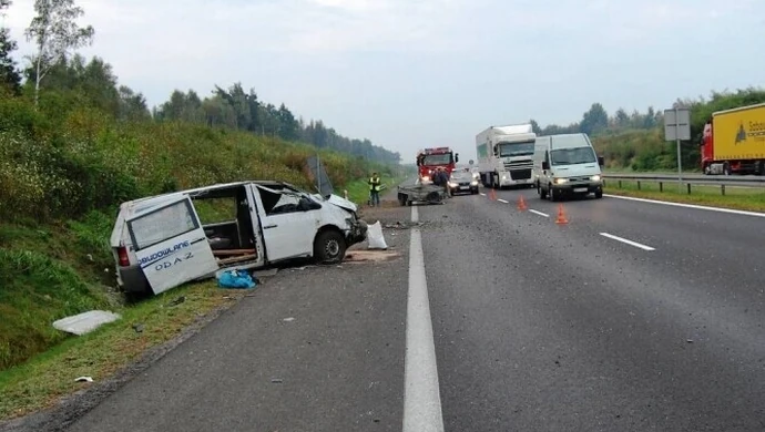 Rozbity mercedes na &#8222;jedynce&#8221; - kierowca zasnął