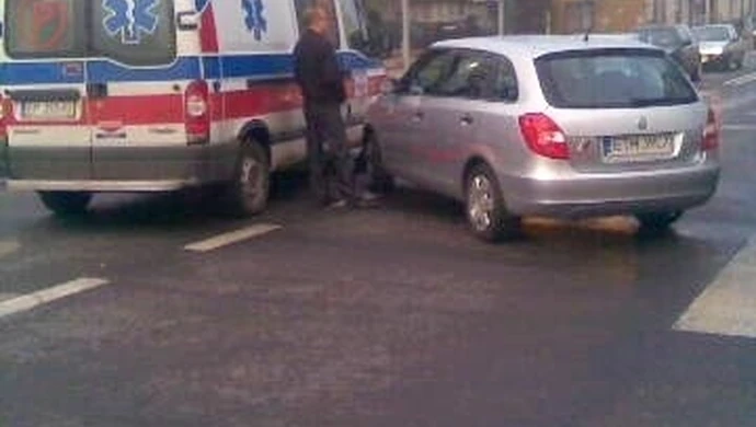 Nie usłyszał pędzącej karetki – doszło do wypadku