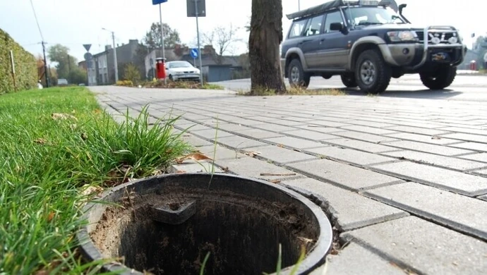 Dziura w chodniku ciągle niezabezpieczona