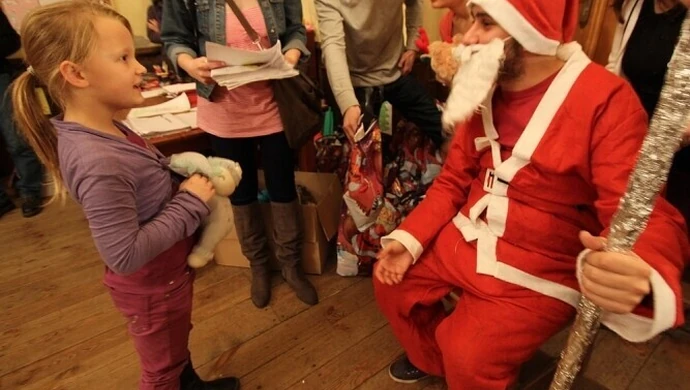 Piotrków: Wręczyli paczki podopiecznym Oratorium