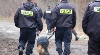 Policjanci przeczesują lasy - poszukują mężczyzny