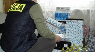 Piotrków: Nielegalne papierosy w bagażniku