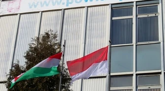 Flaga Monako przed budynkiem starostwa