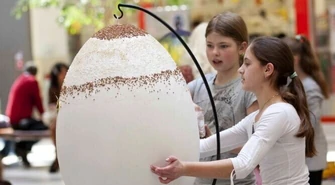 Focus Mall: Malowali 70-centymetrowe pisanki