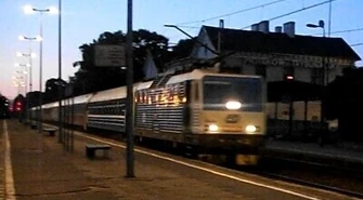 Międzynarodowy pociąg przejeżdża przez Piotrków