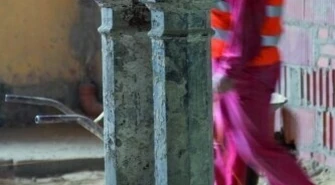 Zabytkowe filary w damskiej toalecie