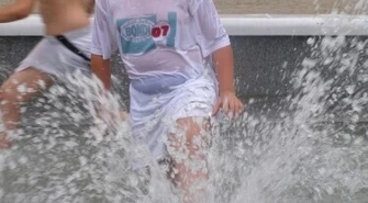 Piotrków: Fontanna to nie basen!