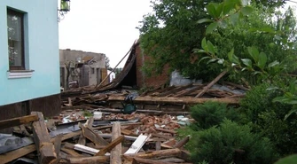 Więźniowie pomagają usuwać szkody