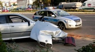Piotrków: BMW wjechało w latarnię