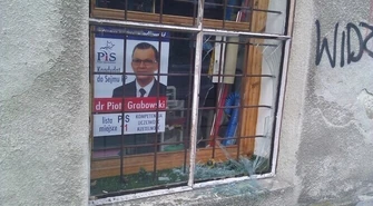 Gorzkowice: Zdewastowali punkt informacyjny PiS