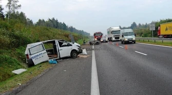 Rozbity mercedes na &#8222;jedynce&#8221; - kierowca zasnął