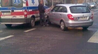 Nie usłyszał pędzącej karetki &#8211; doszło do wypadku