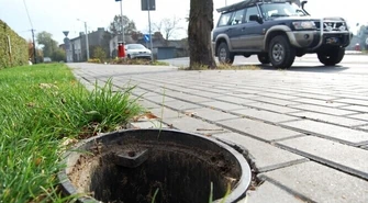Dziura w chodniku ciągle niezabezpieczona
