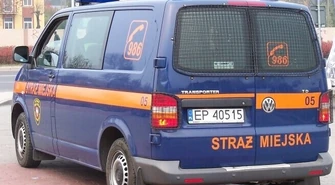 Niszczył polskie flagi &#8211; nagrał go monitoring