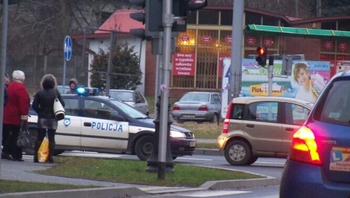 Wyjechał na czerwonym – trafił do szpitala