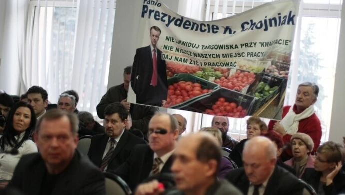Piotrków: Prezydent od kupców otrzymał warzywa 