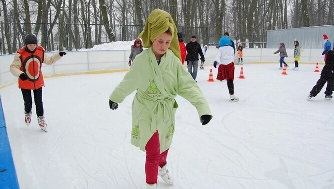 Konkursy i karnawałowa zabawa na lodowisku
